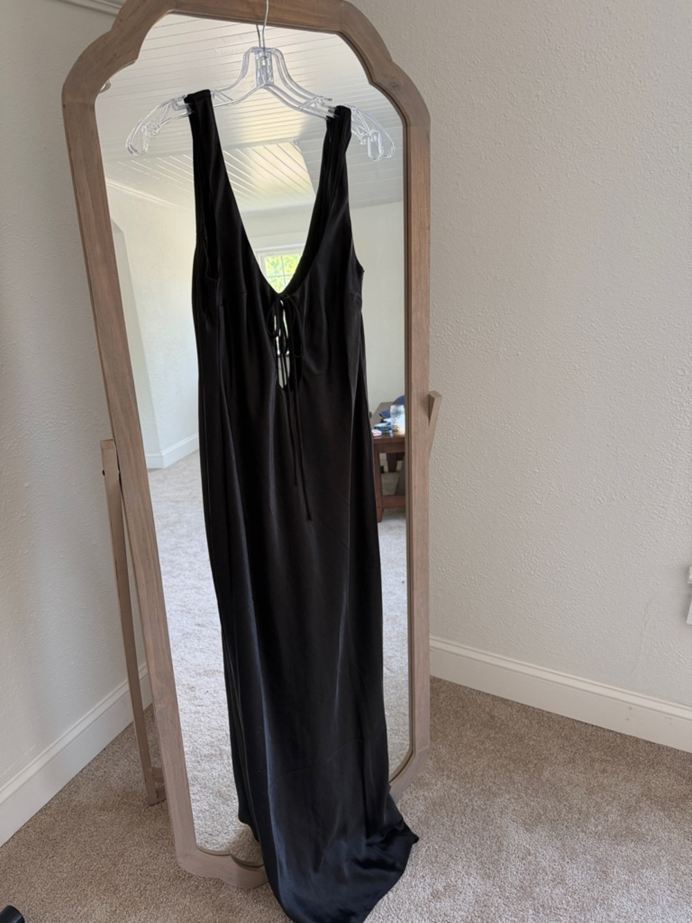 MESHKI key hole black satin dress - Picture 6 of 8